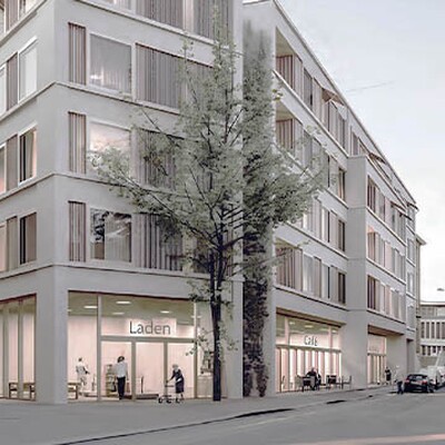 Modernes mehrstöckiges Stadtgebäude mit weisser Fassade, rosa Markisen und grossen Fenstern, vor dem Menschen auf einem städtischen Gehweg zu sehen sind.
